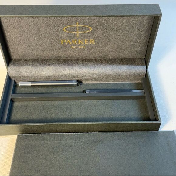 Parker Sonnet Essentials Fountain Pen, silver Orange Lacquer with Palladium Trim - Picture 8 of 10